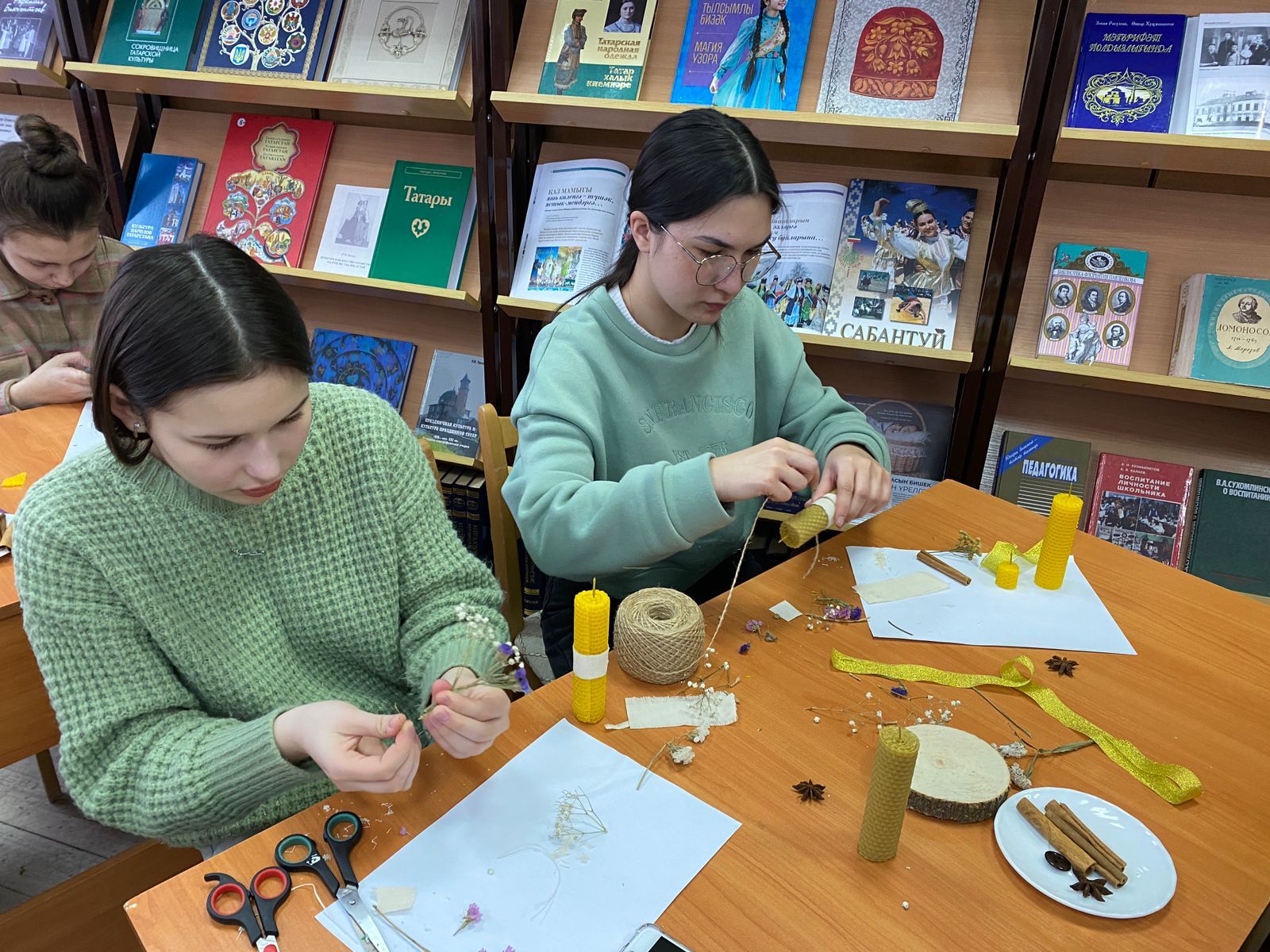 Әтнә үзәк китапханәсендә «Хуш исле шәмнәр” ясау буенча осталык дәресе узды