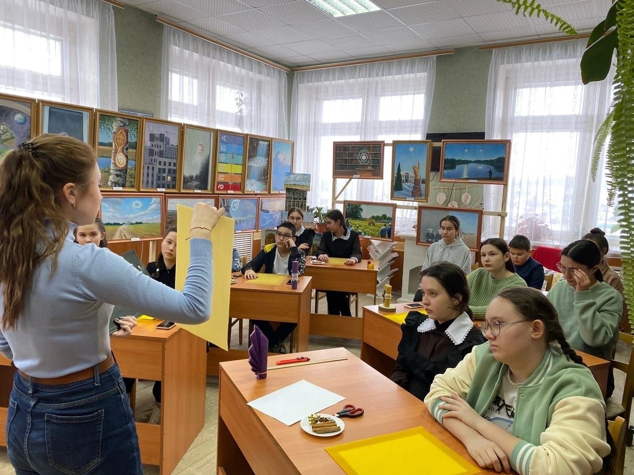Әтнә үзәк китапханәсендә «Хуш исле шәмнәр” ясау буенча осталык дәресе узды