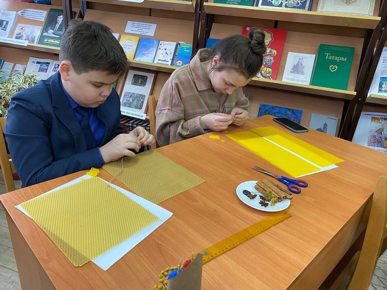 Әтнә үзәк китапханәсендә «Хуш исле шәмнәр” ясау буенча осталык дәресе узды