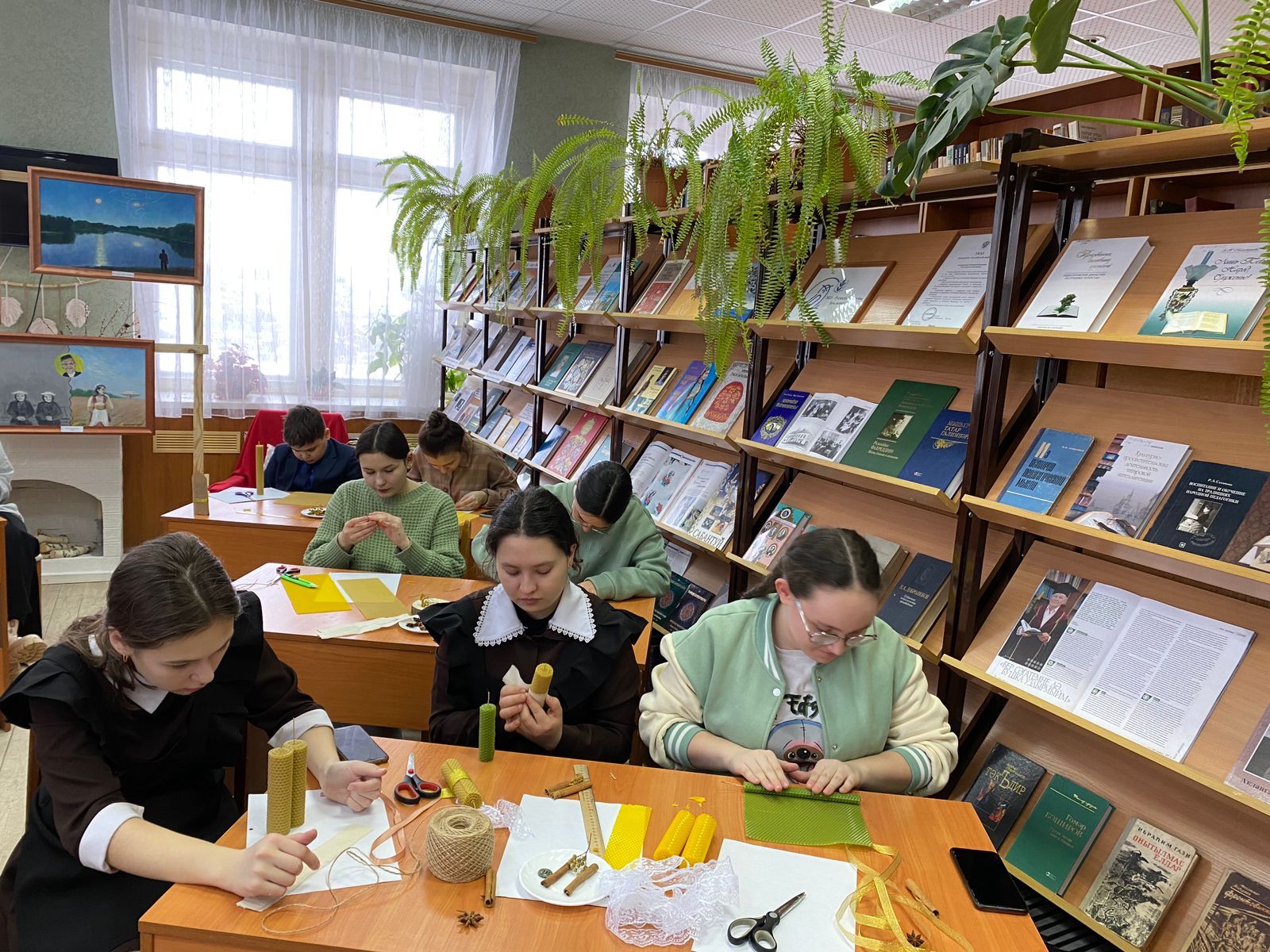Әтнә үзәк китапханәсендә «Хуш исле шәмнәр” ясау буенча осталык дәресе узды