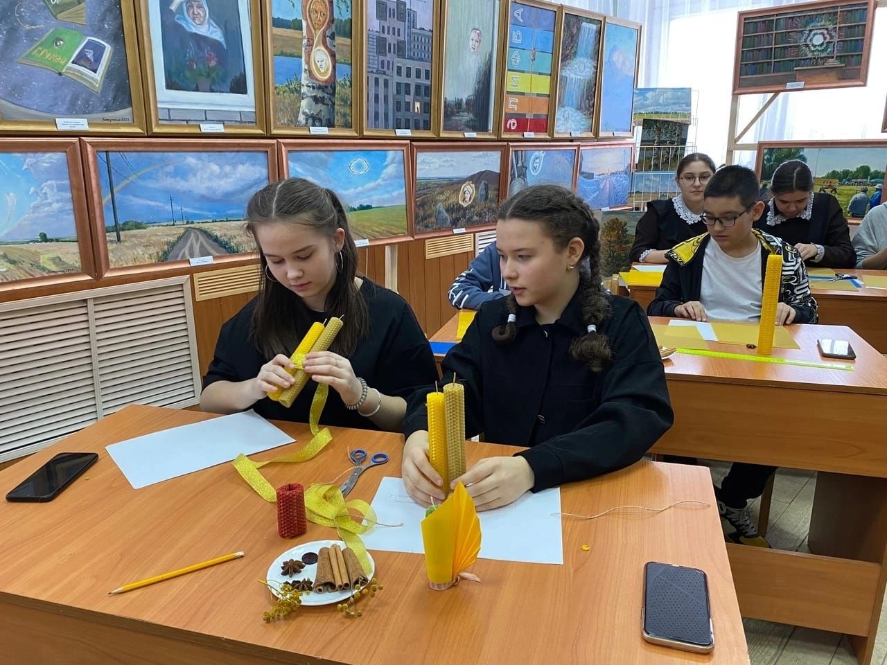 Әтнә үзәк китапханәсендә «Хуш исле шәмнәр” ясау буенча осталык дәресе узды