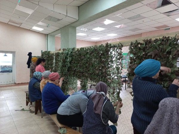 Бәрәскә халкы махсус хәрби операциягә маскировка сеткалары ясадылар