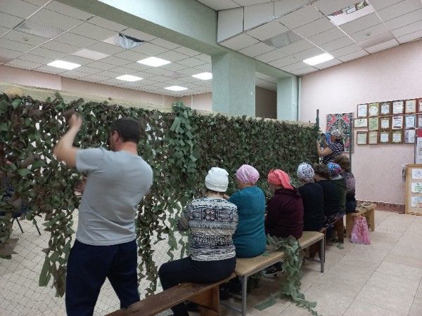 Бәрәскә халкы махсус хәрби операциягә маскировка сеткалары ясадылар