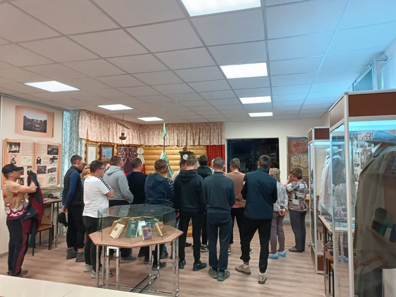 Сибгат Хәким музеена Әтнә авыл хуҗалыгы техникумы студентлары экскурсиягә килделәр