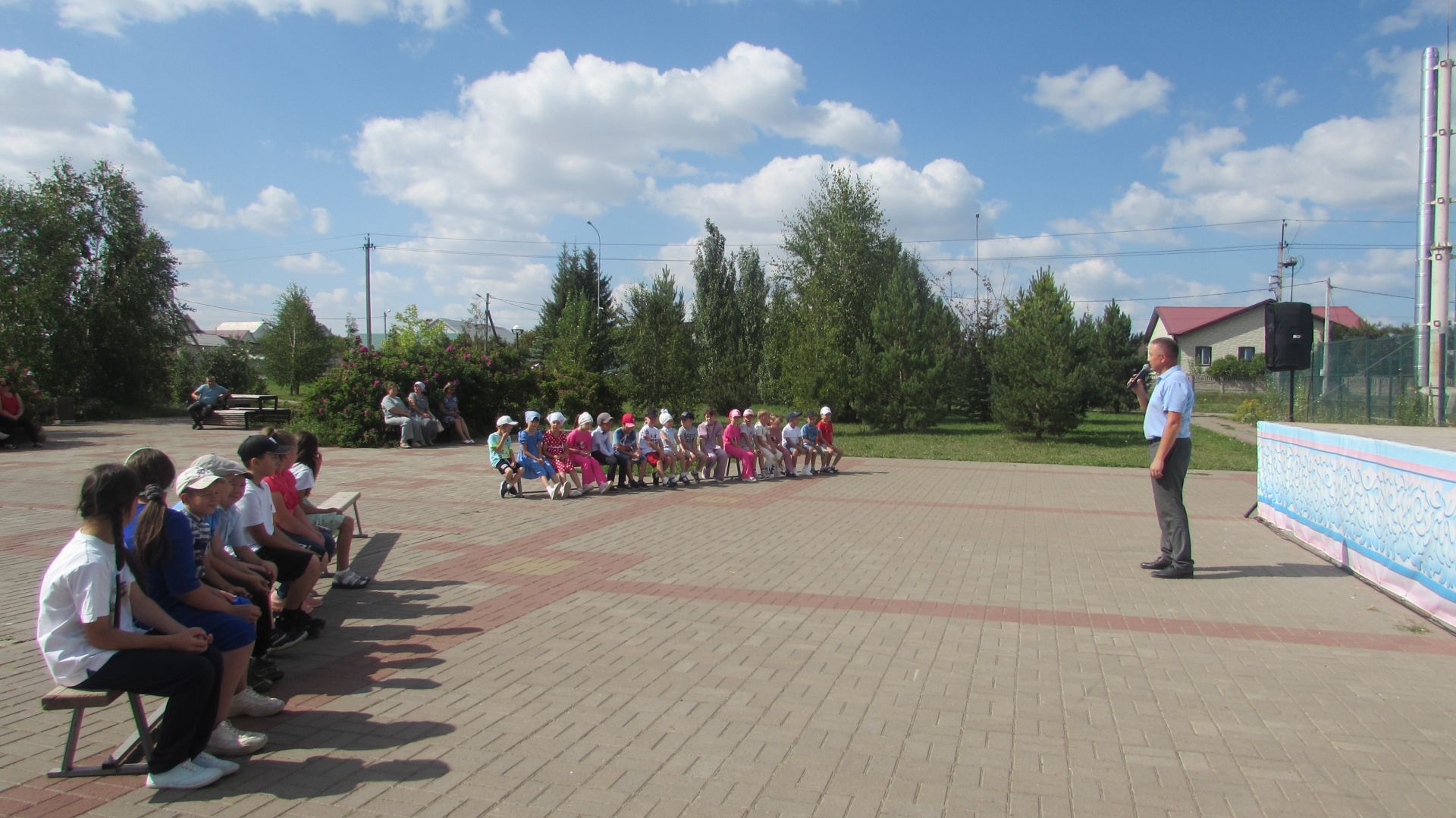 Әтнәләр авыр хәлле гаиләләргә мәктәпкә барырга ярдәм иттеләр