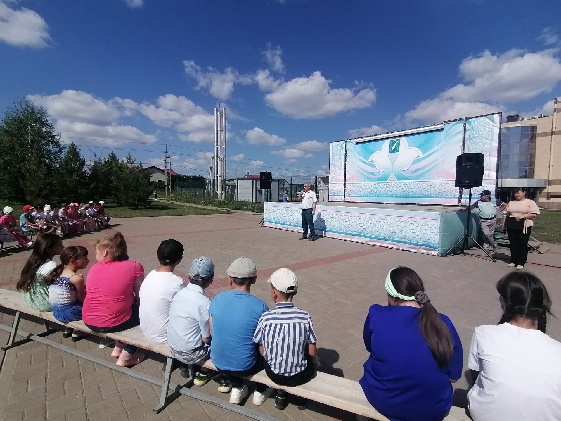 Әтнәләр авыр хәлле гаиләләргә мәктәпкә барырга ярдәм иттеләр
