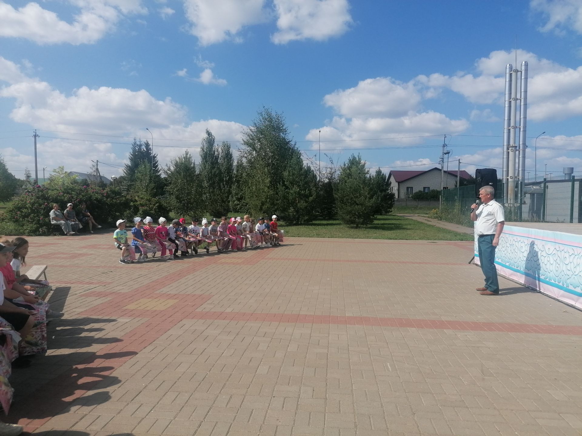 Әтнәләр авыр хәлле гаиләләргә мәктәпкә барырга ярдәм иттеләр