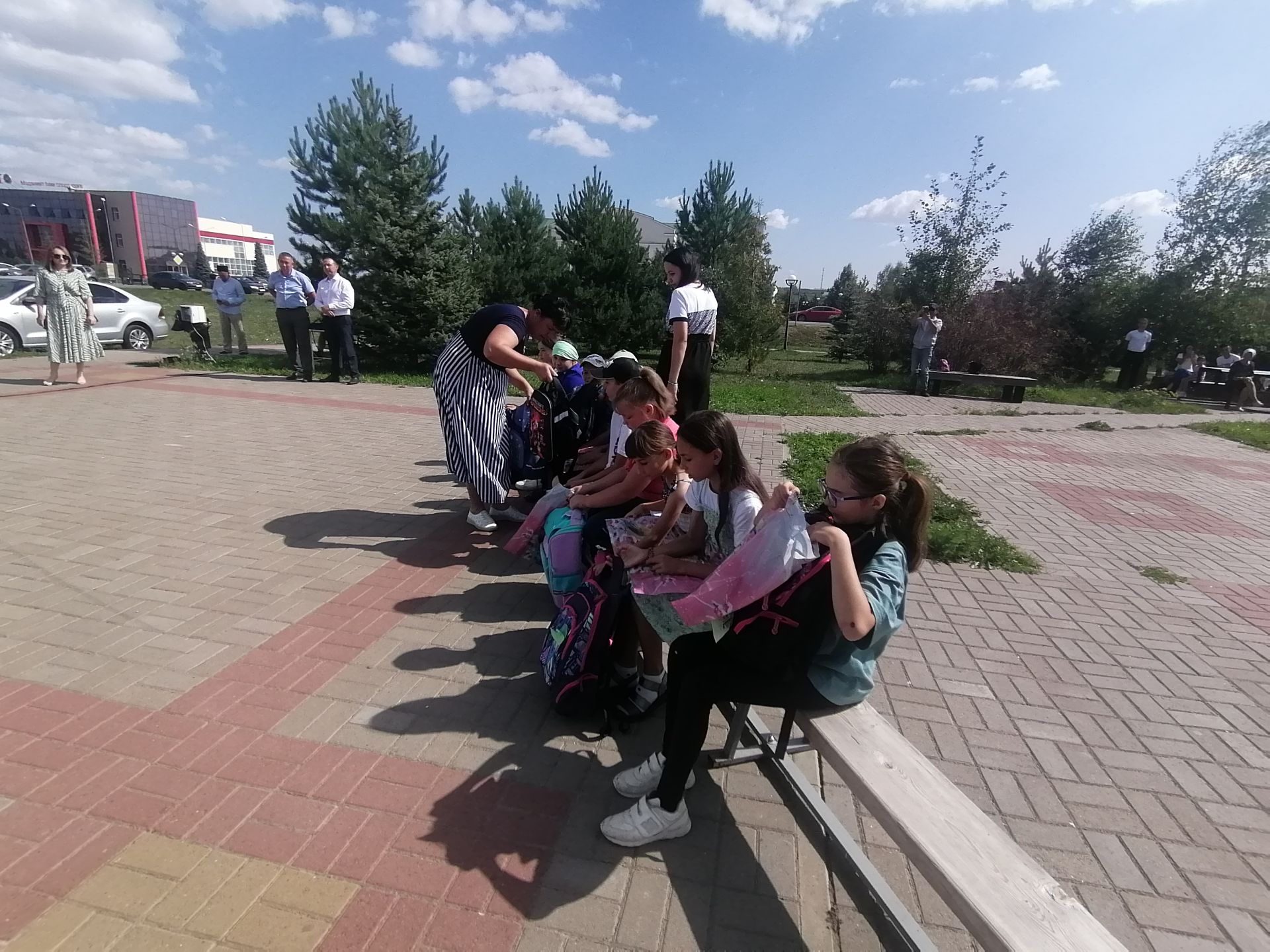 Әтнәләр авыр хәлле гаиләләргә мәктәпкә барырга ярдәм иттеләр