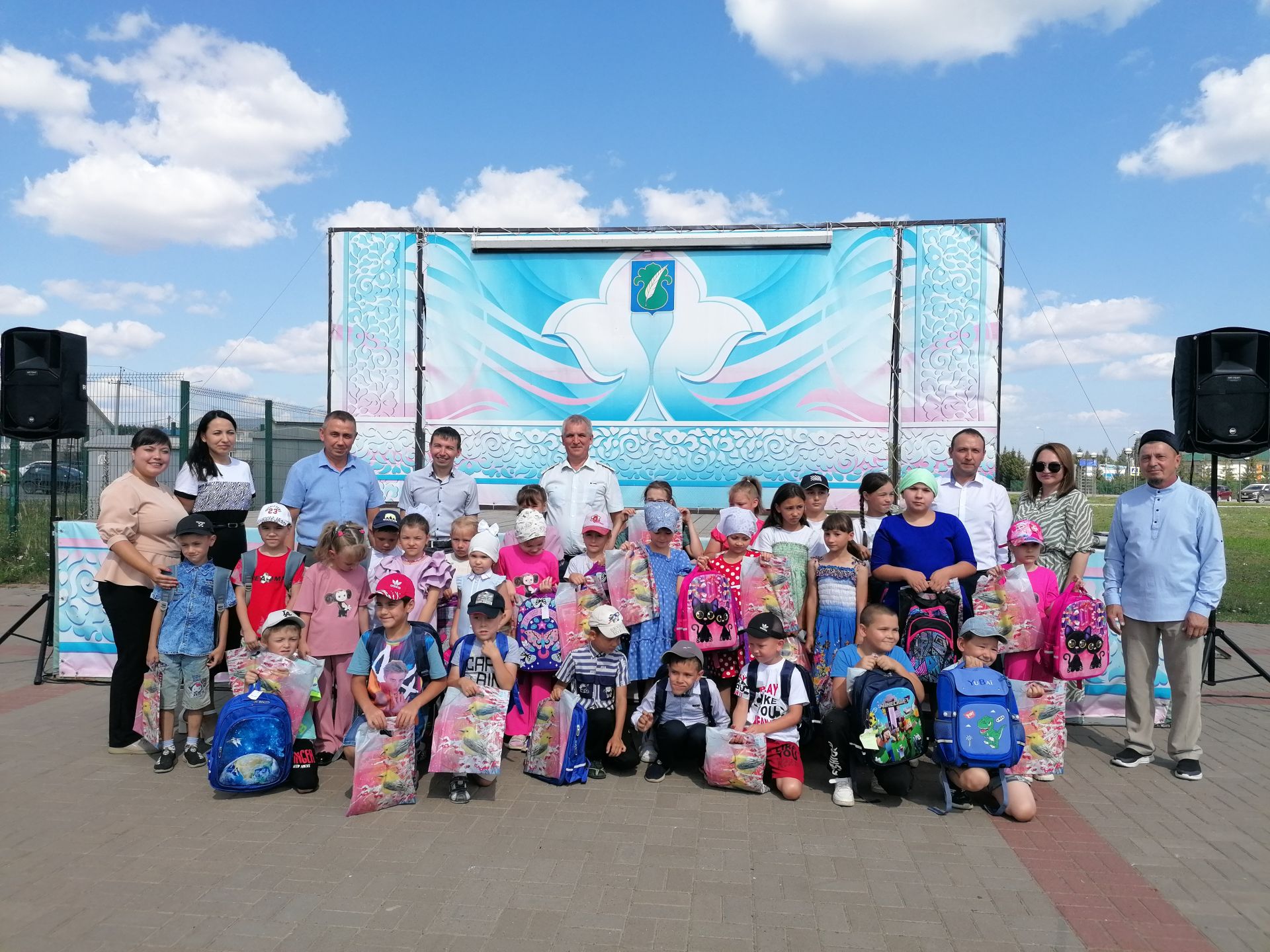 Әтнәләр авыр хәлле гаиләләргә мәктәпкә барырга ярдәм иттеләр