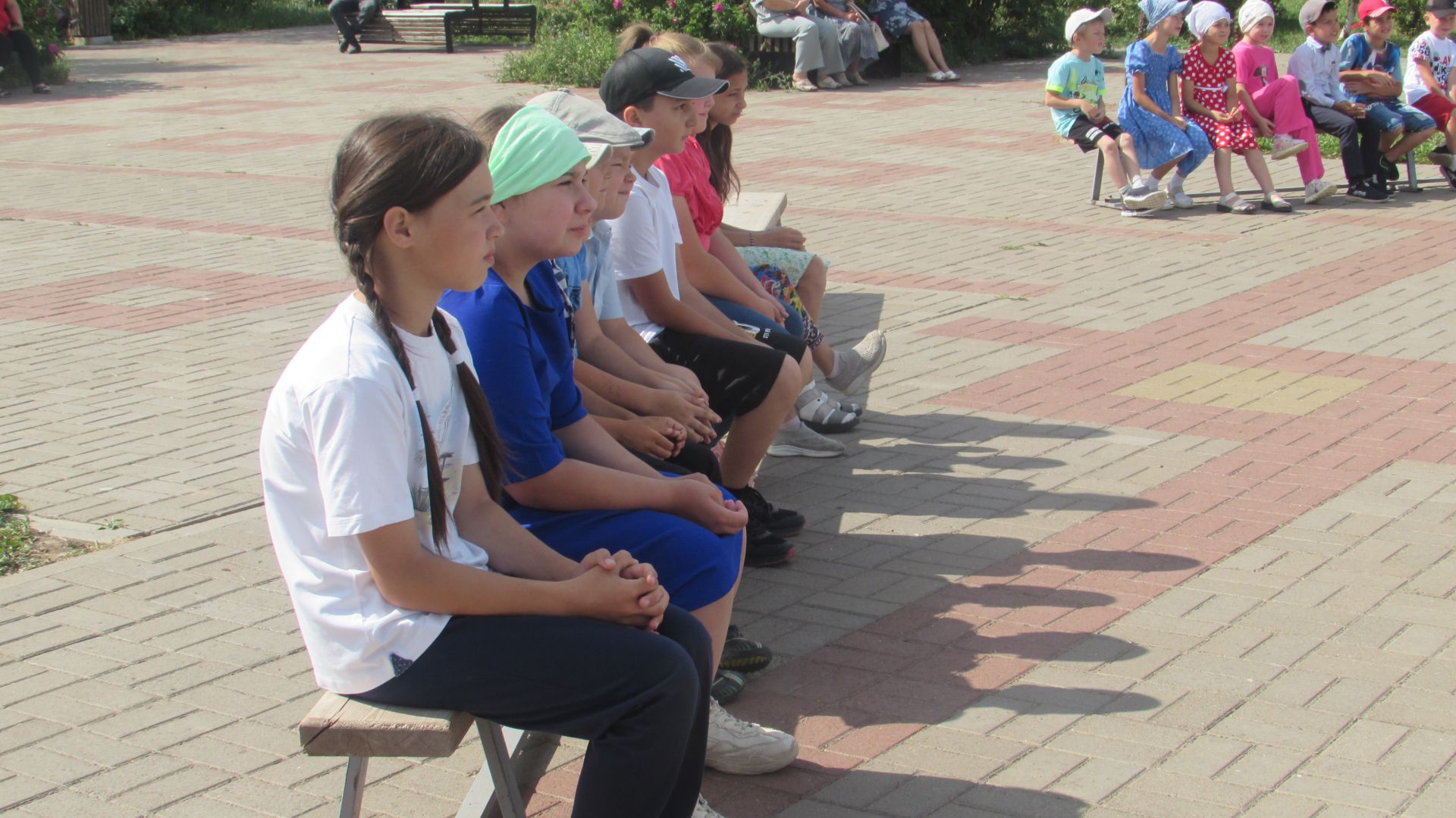 Әтнәләр авыр хәлле гаиләләргә мәктәпкә барырга ярдәм иттеләр