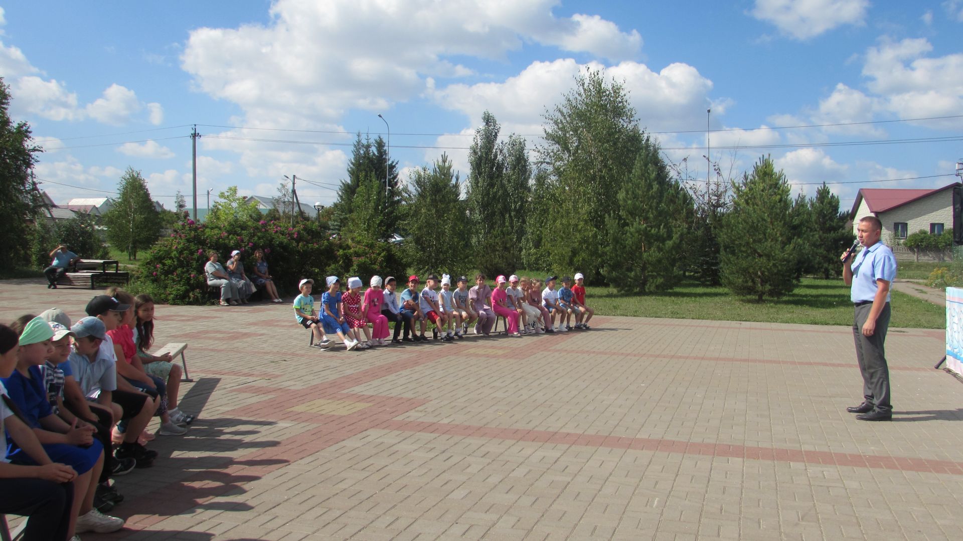 Әтнәләр авыр хәлле гаиләләргә мәктәпкә барырга ярдәм иттеләр
