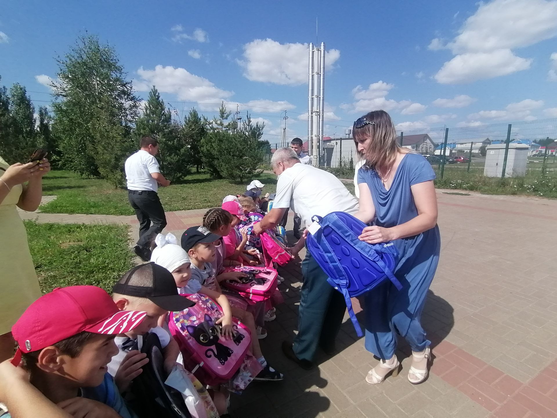 Әтнәләр авыр хәлле гаиләләргә мәктәпкә барырга ярдәм иттеләр