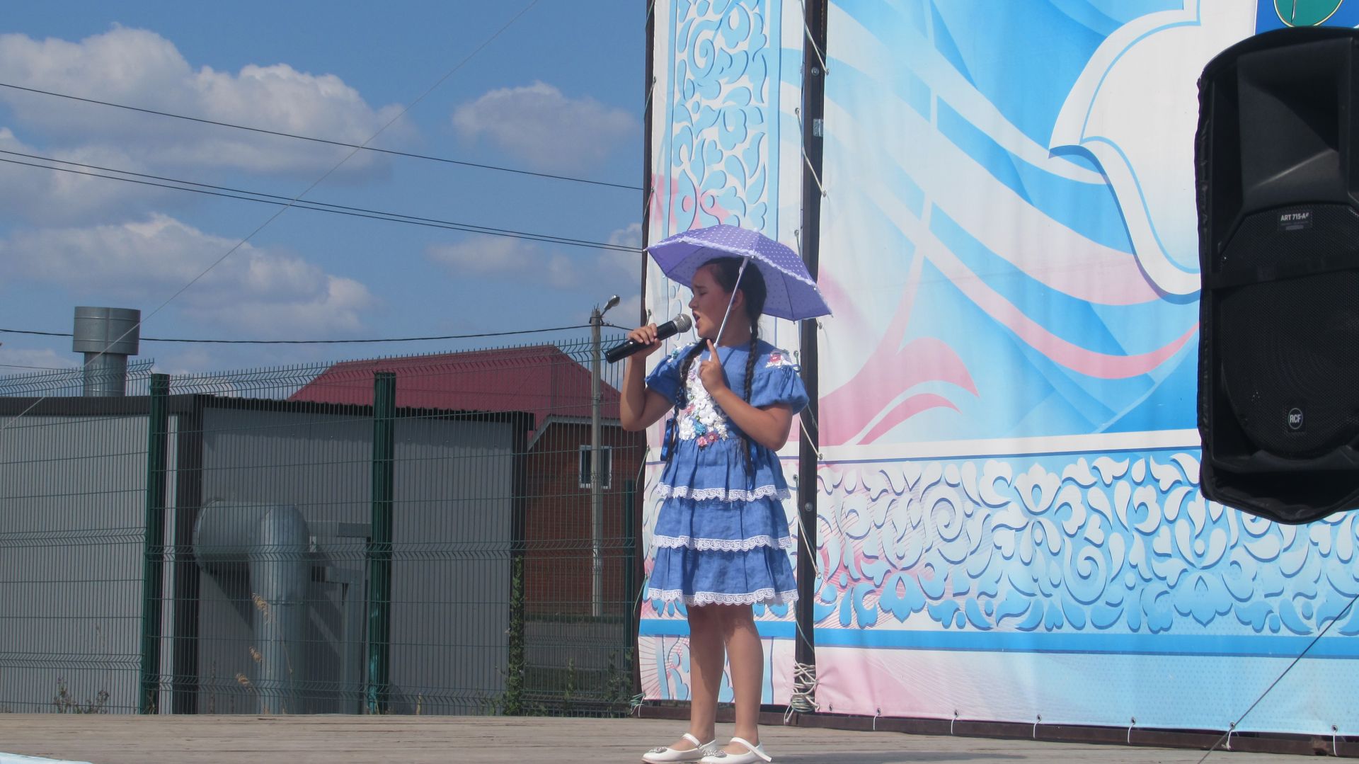 Әтнәләр авыр хәлле гаиләләргә мәктәпкә барырга ярдәм иттеләр