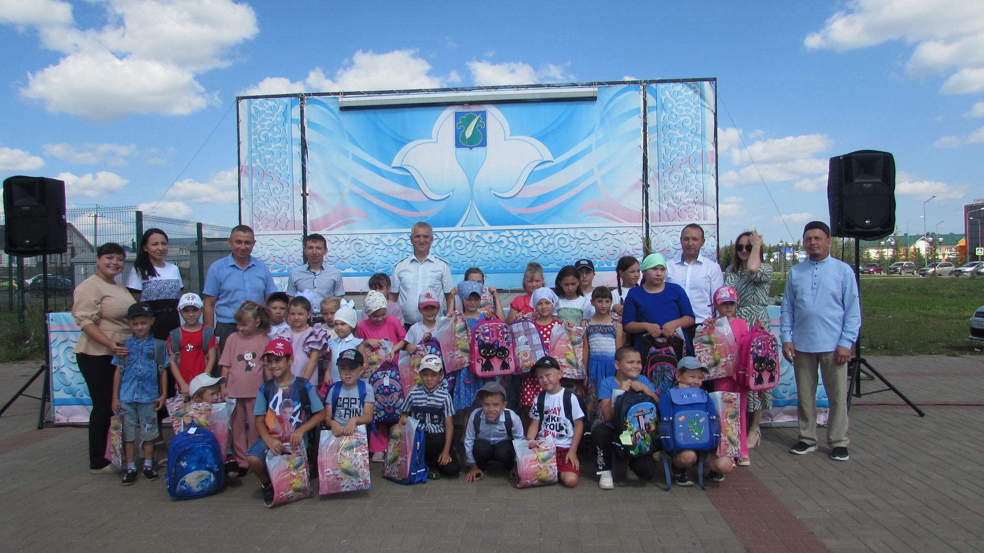 Әтнәләр авыр хәлле гаиләләргә мәктәпкә барырга ярдәм иттеләр