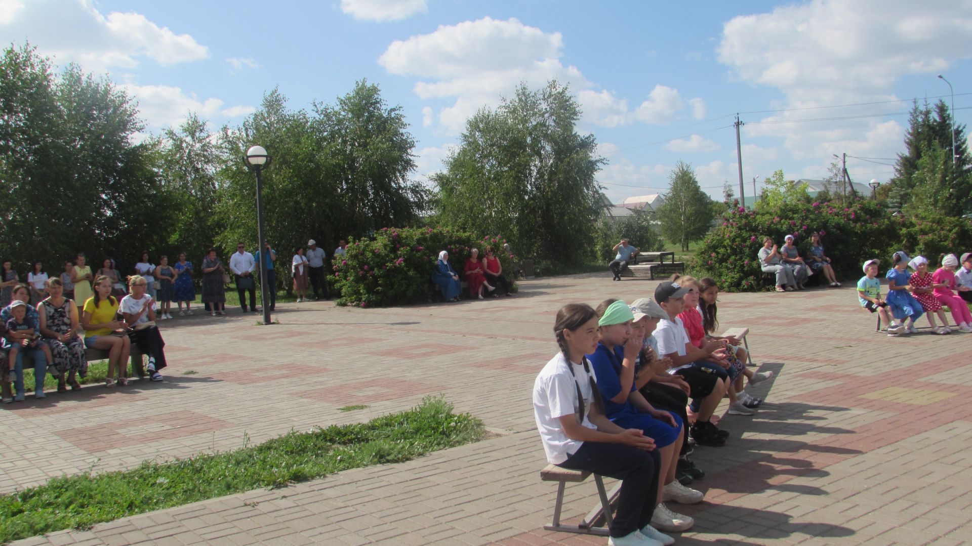 Әтнәләр авыр хәлле гаиләләргә мәктәпкә барырга ярдәм иттеләр