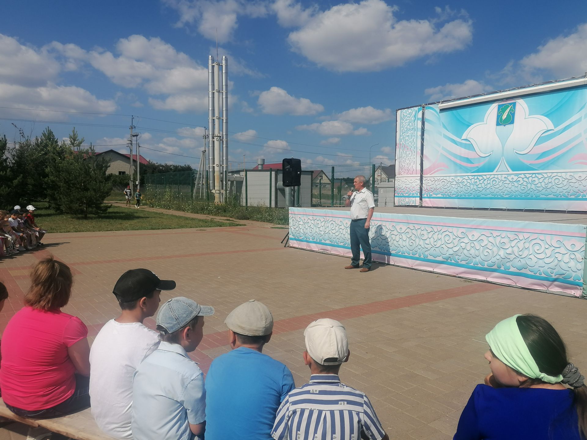 Әтнәләр авыр хәлле гаиләләргә мәктәпкә барырга ярдәм иттеләр