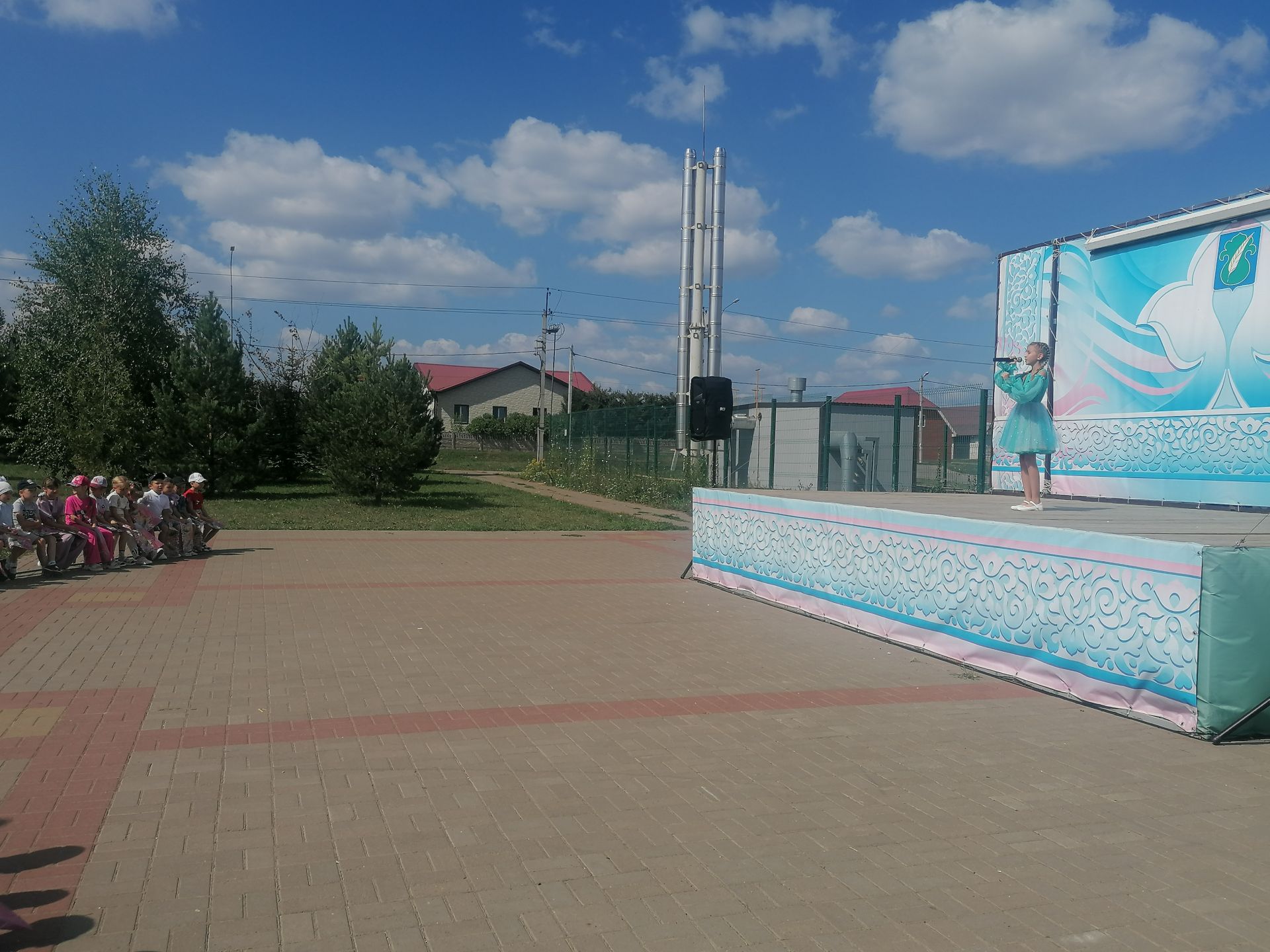 Әтнәләр авыр хәлле гаиләләргә мәктәпкә барырга ярдәм иттеләр