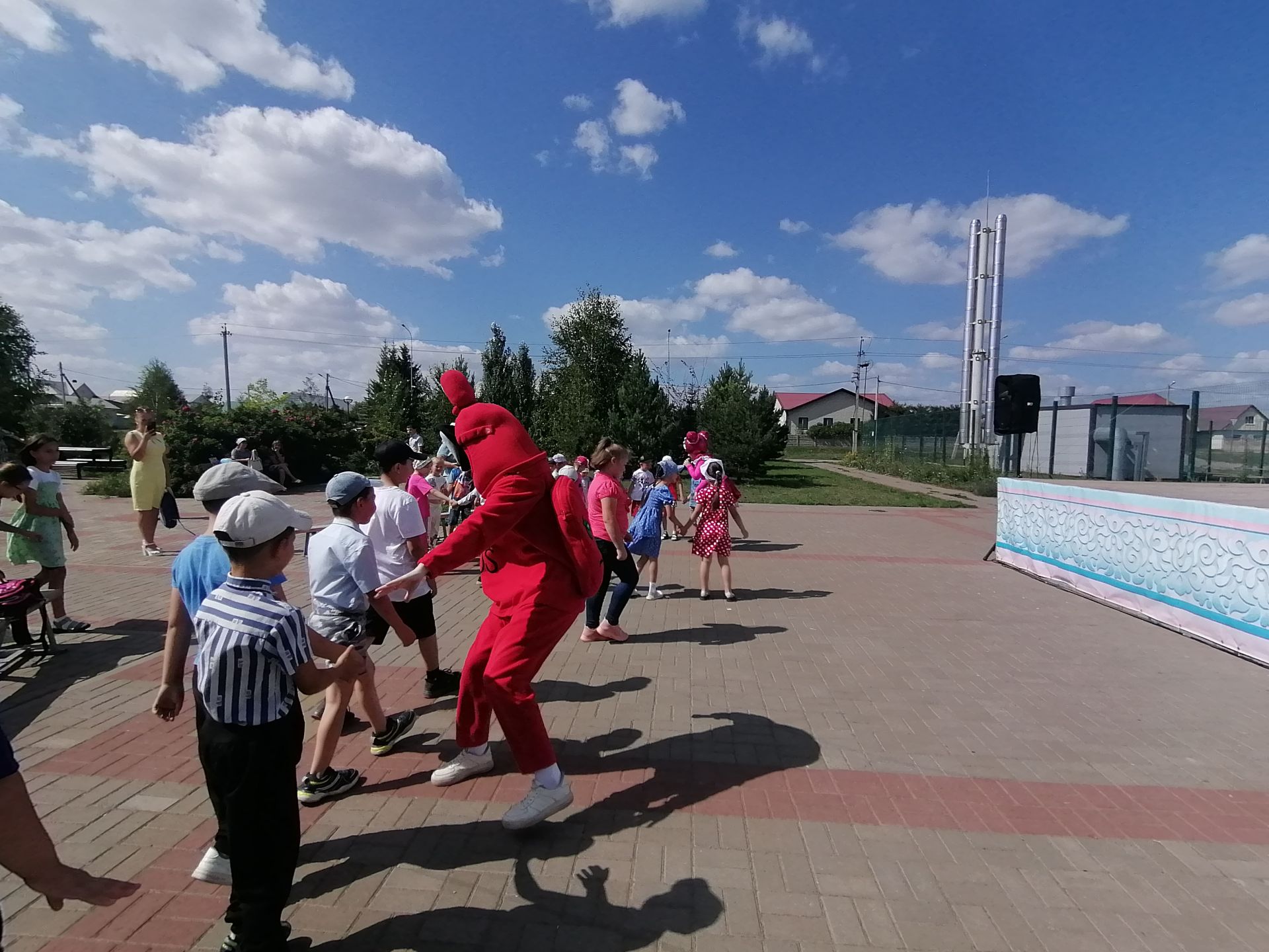 Әтнәләр авыр хәлле гаиләләргә мәктәпкә барырга ярдәм иттеләр