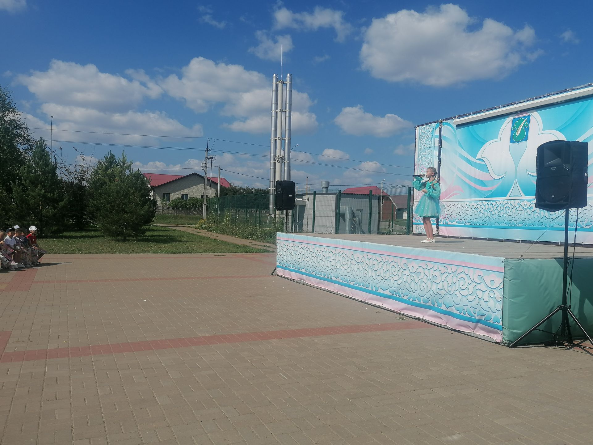 Әтнәләр авыр хәлле гаиләләргә мәктәпкә барырга ярдәм иттеләр