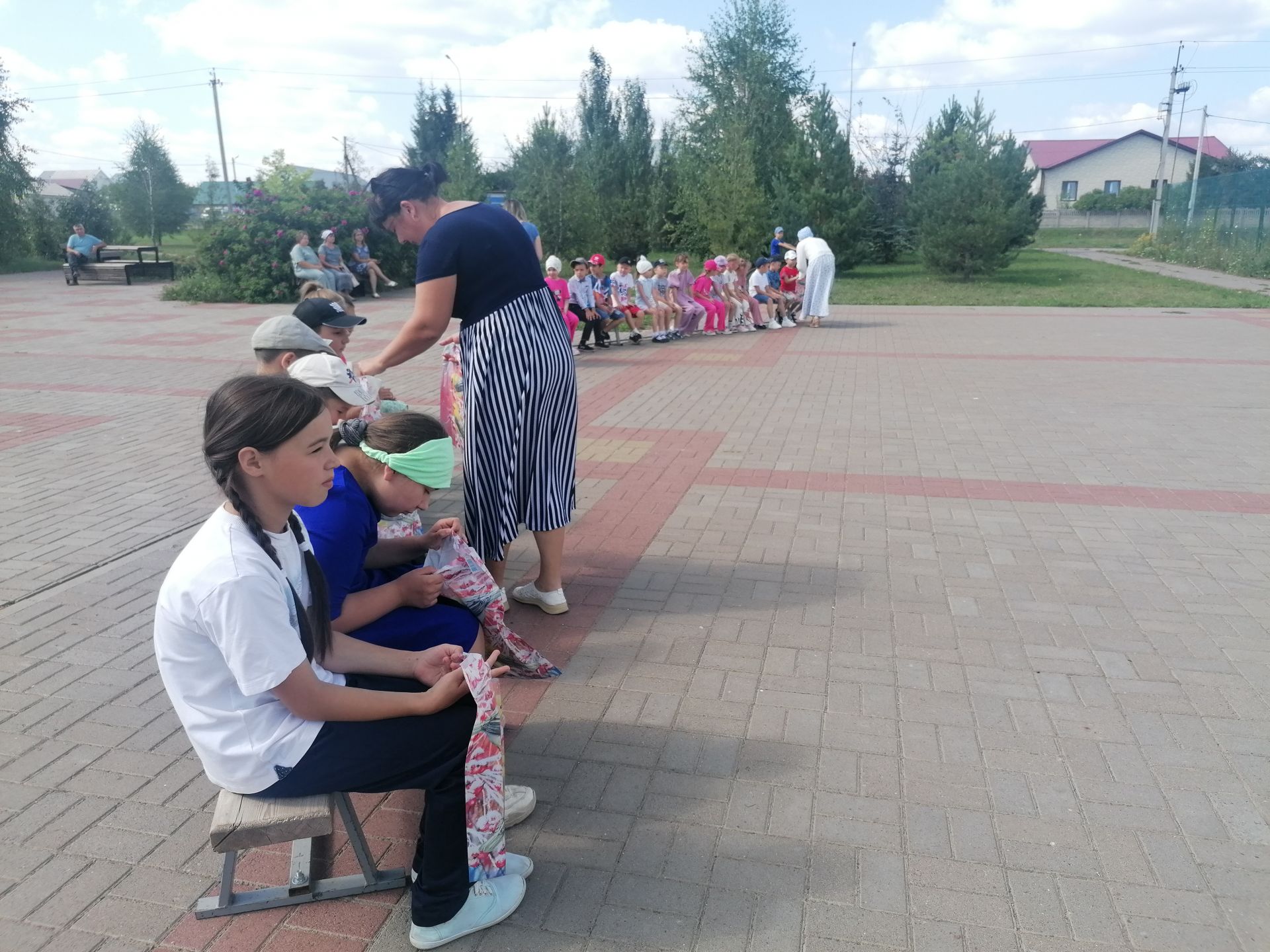 Әтнәләр авыр хәлле гаиләләргә мәктәпкә барырга ярдәм иттеләр