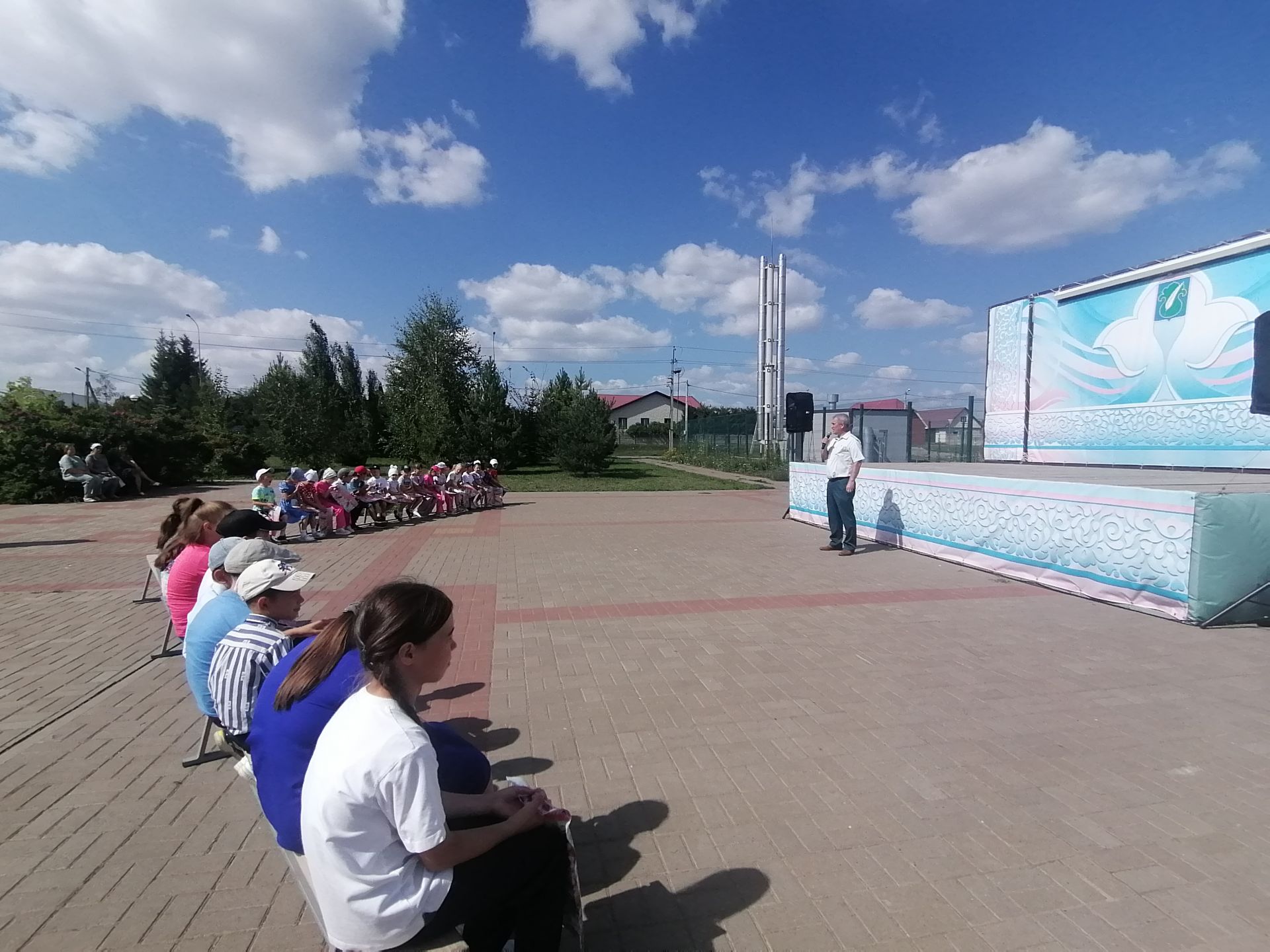 Әтнәләр авыр хәлле гаиләләргә мәктәпкә барырга ярдәм иттеләр