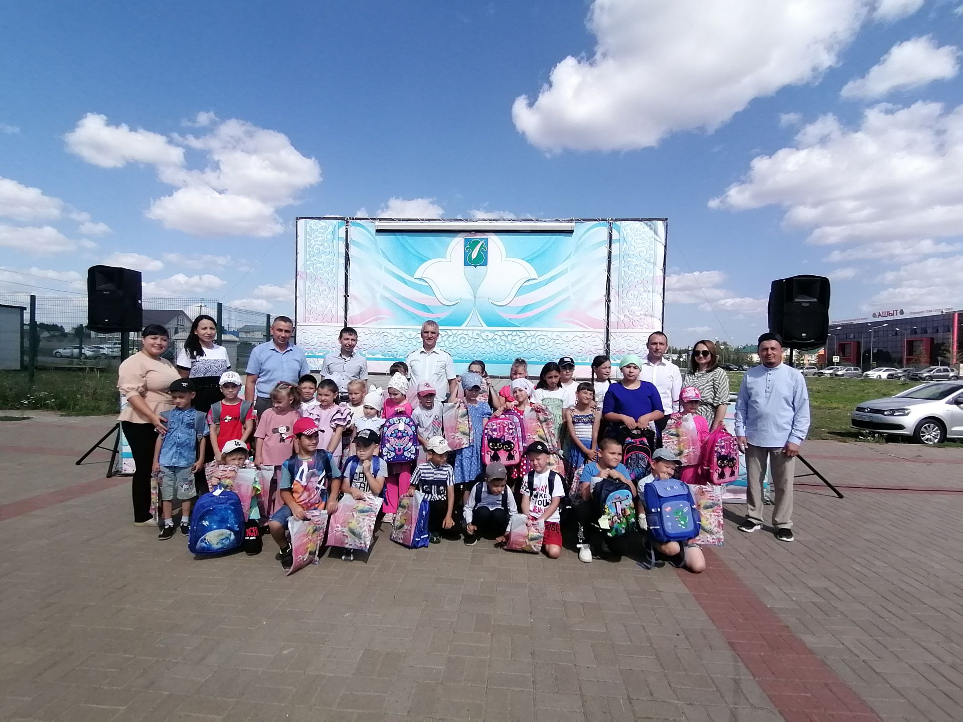 Әтнәләр авыр хәлле гаиләләргә мәктәпкә барырга ярдәм иттеләр