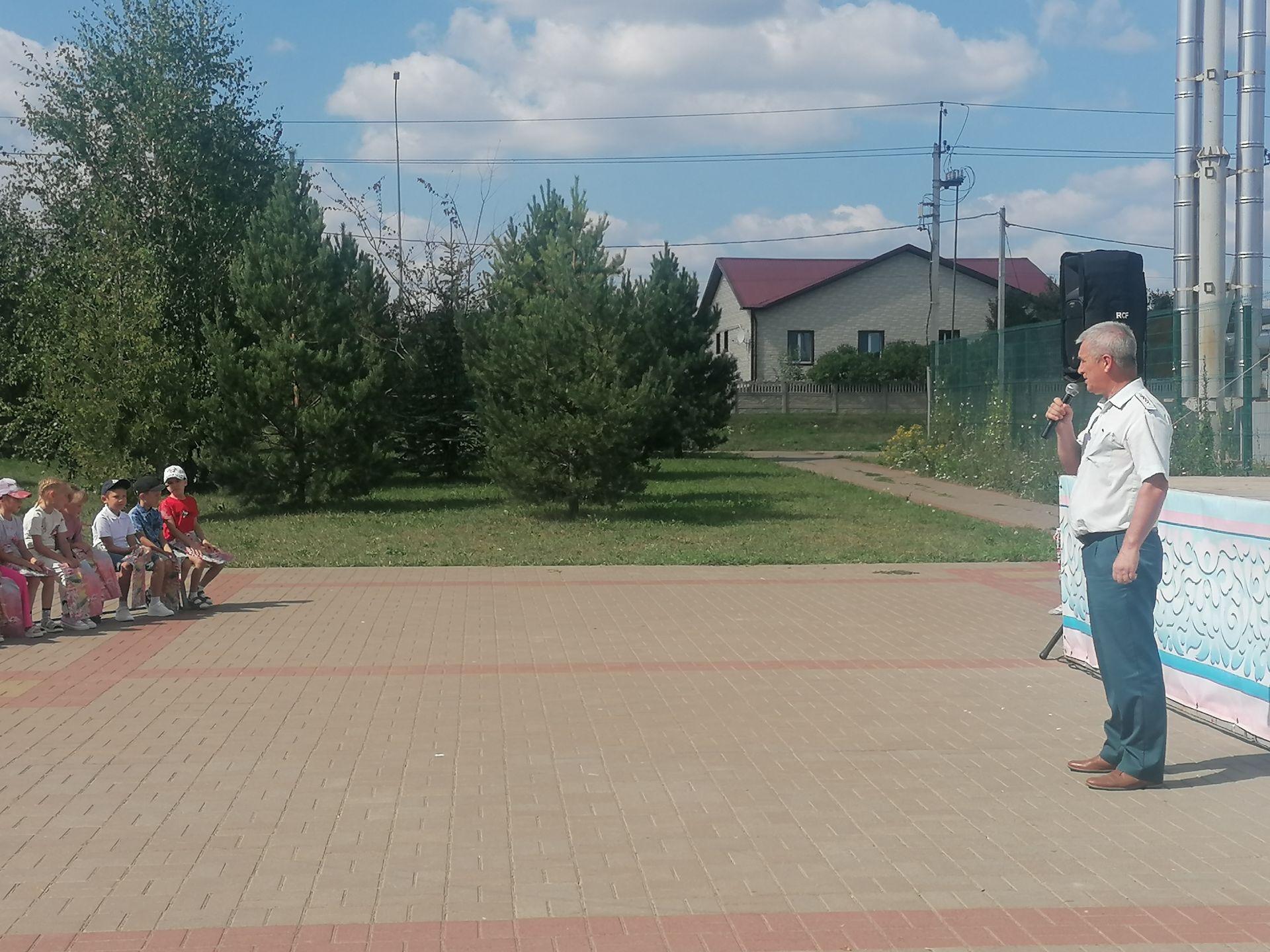 Әтнәләр авыр хәлле гаиләләргә мәктәпкә барырга ярдәм иттеләр