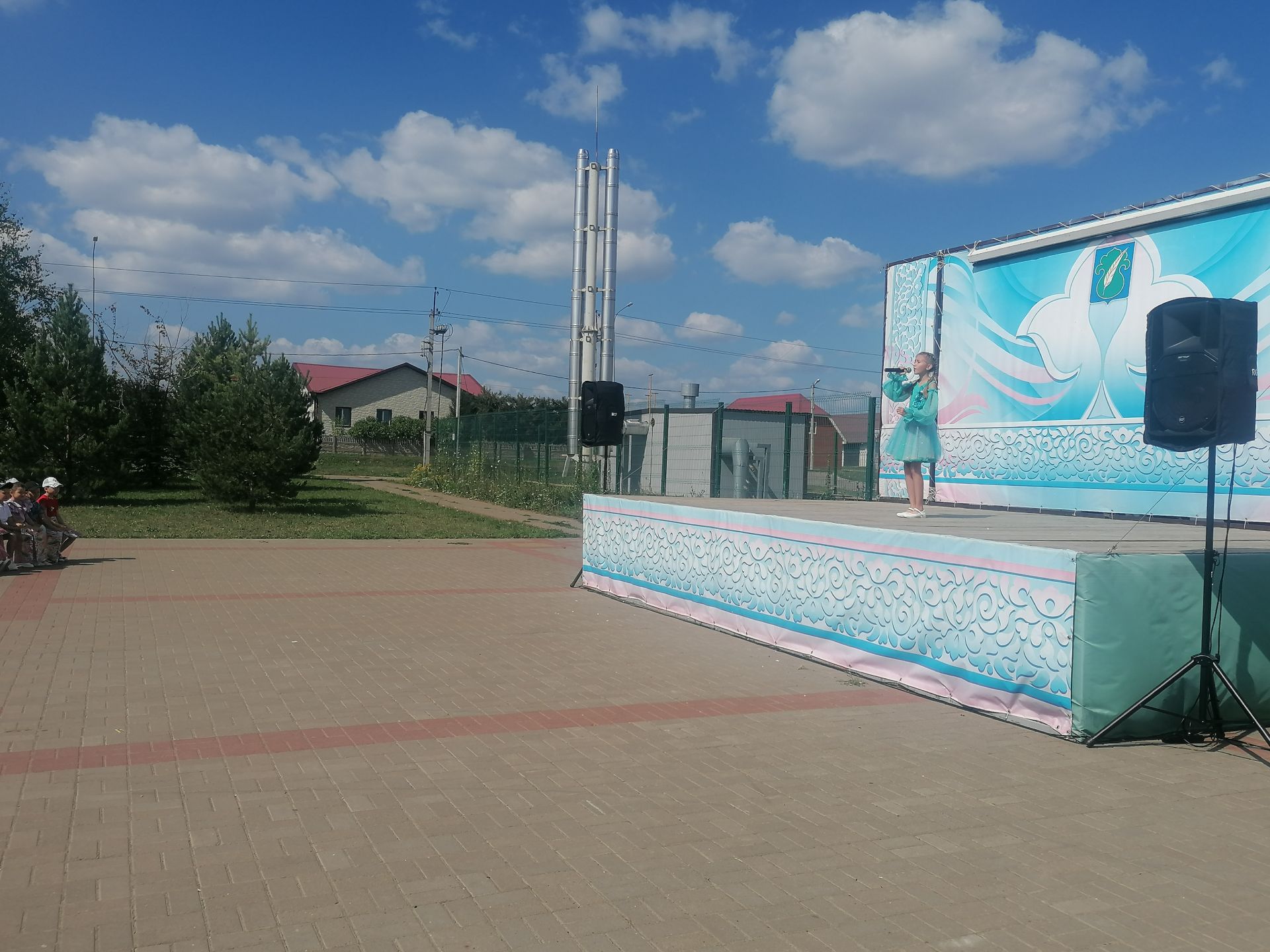 Әтнәләр авыр хәлле гаиләләргә мәктәпкә барырга ярдәм иттеләр