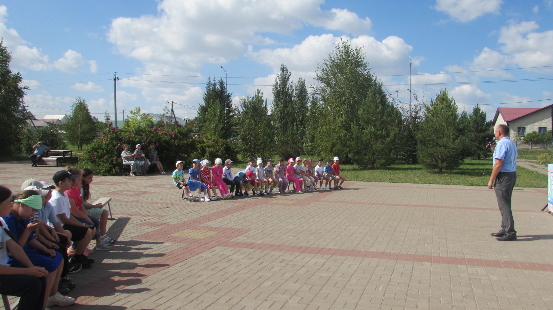 Әтнәләр авыр хәлле гаиләләргә мәктәпкә барырга ярдәм иттеләр