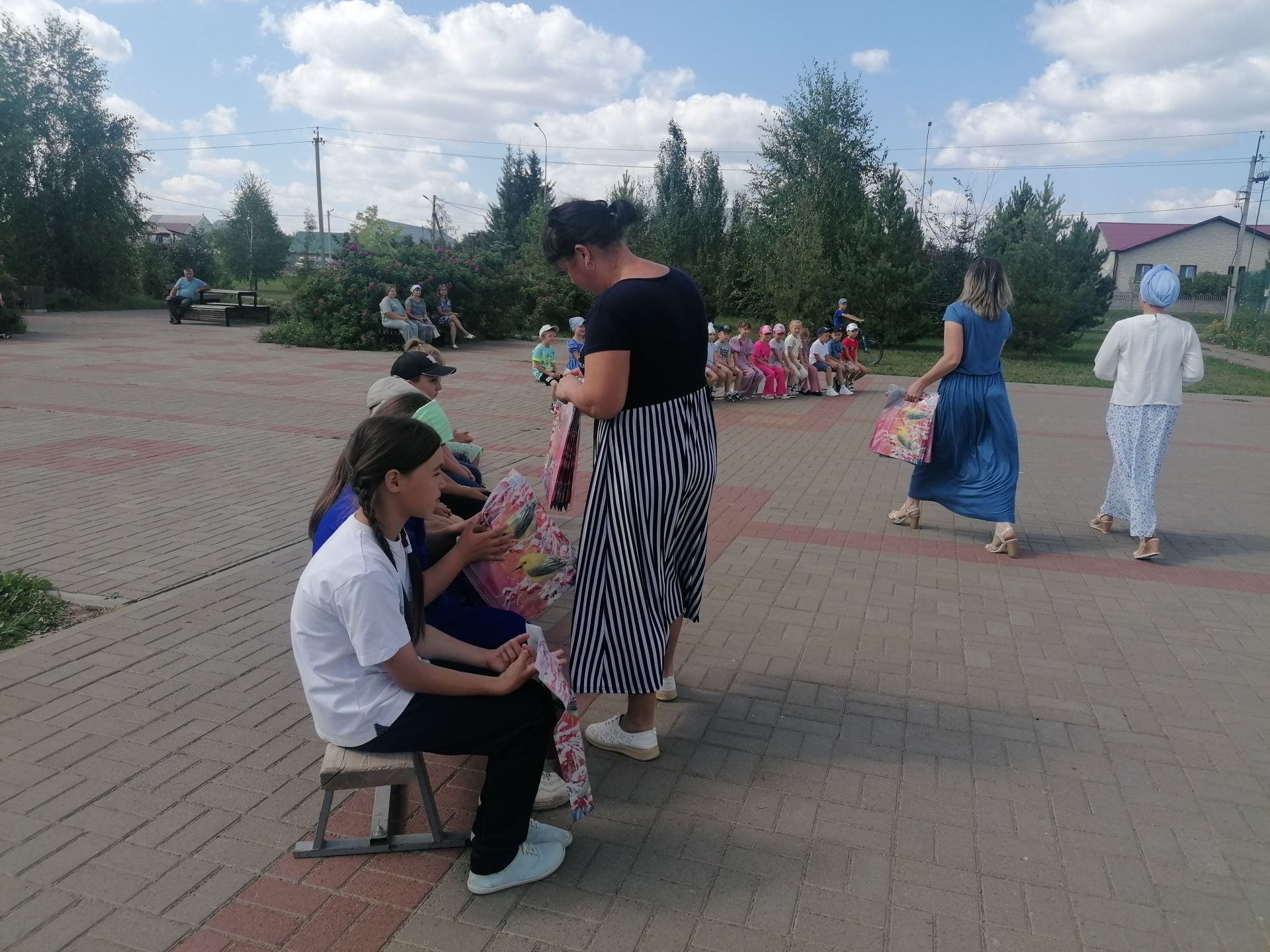 Әтнәләр авыр хәлле гаиләләргә мәктәпкә барырга ярдәм иттеләр