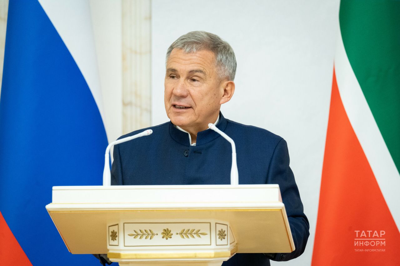 Рөстәм Миңнеханов Татарстан Республикасы көне белән котлады