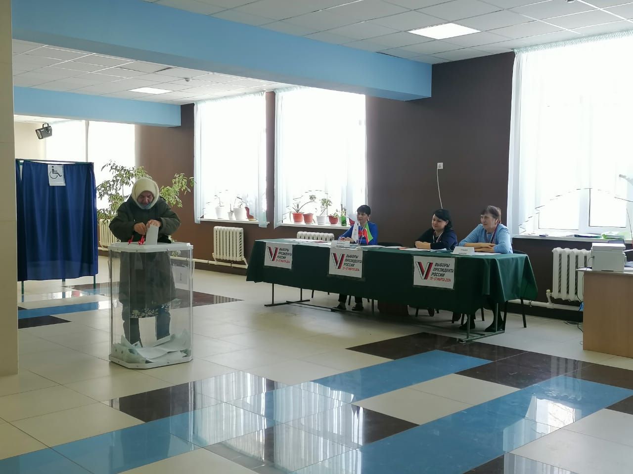 Күңгәр авылыннан 84 яшьлек Мөнирә апа да сайлауга килгән