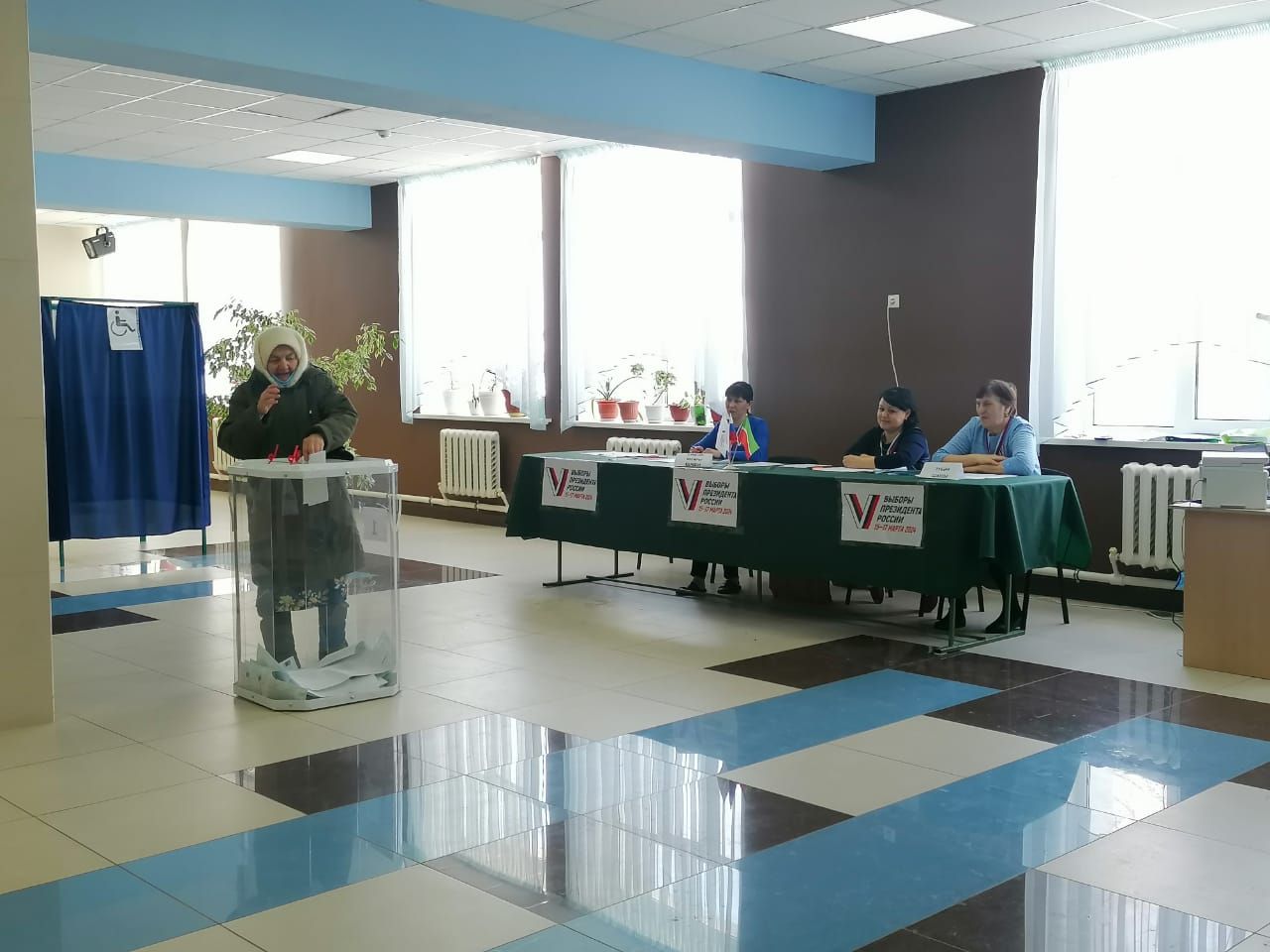 Күңгәр авылыннан 84 яшьлек Мөнирә апа да сайлауга килгән