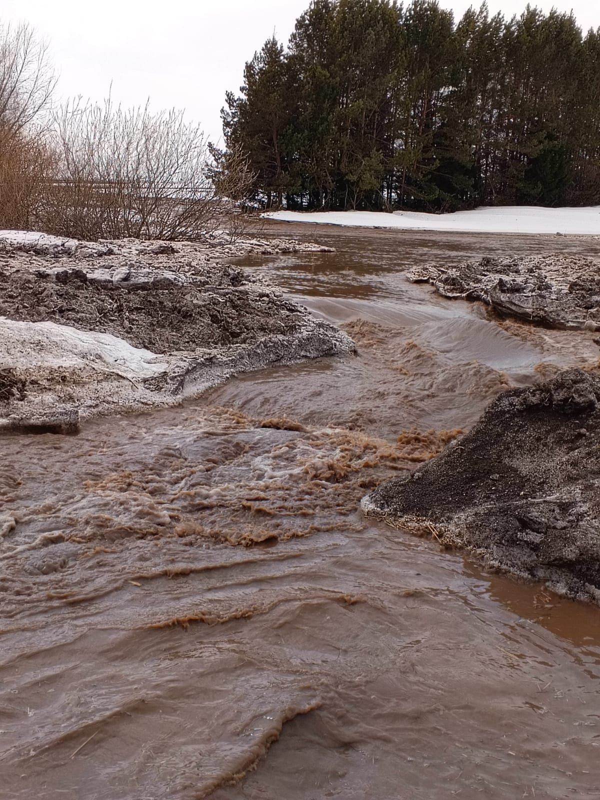 Әтнә-Бәрәскә юлында басудан аккан су асфальт юл өстенә менгән