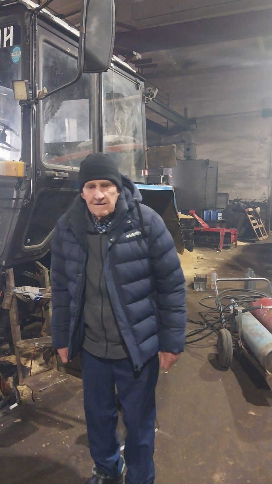 Пенсионер-тракторист Бәйрәмов Вәкил абый 87 яшендә дә Тукай хуҗалыгының, машина трактор паркында еш була