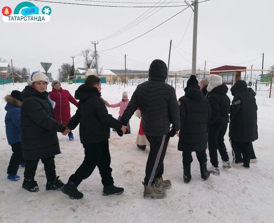 Кышлау мәдәният йорты каршында «Яңа елны көткәндә» дип исемләнгән чара узды
