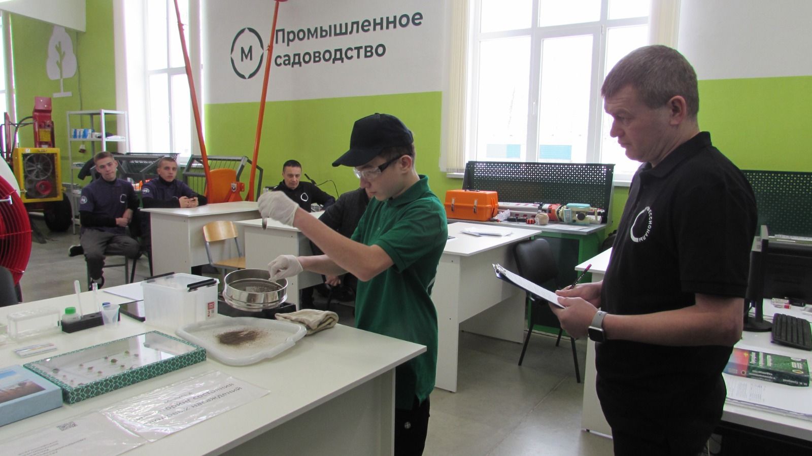 Җир әзерләп, эшкәрттеләр,  агачларны кистеләр...