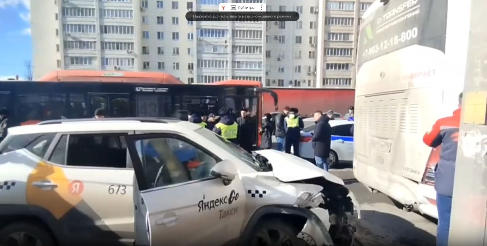 Казанда таксист автобус тукталышына килеп кергән