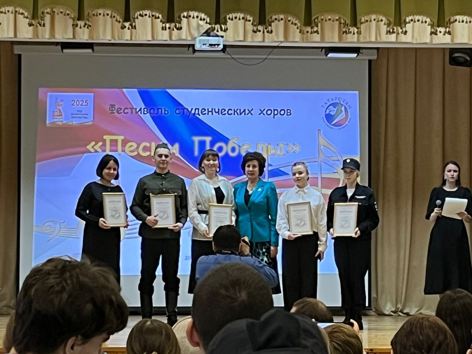 Әтнә авыл хуҗалыгы техникумының «Яшьлек» вокаль ансамбле диплом белән бүләкләнде