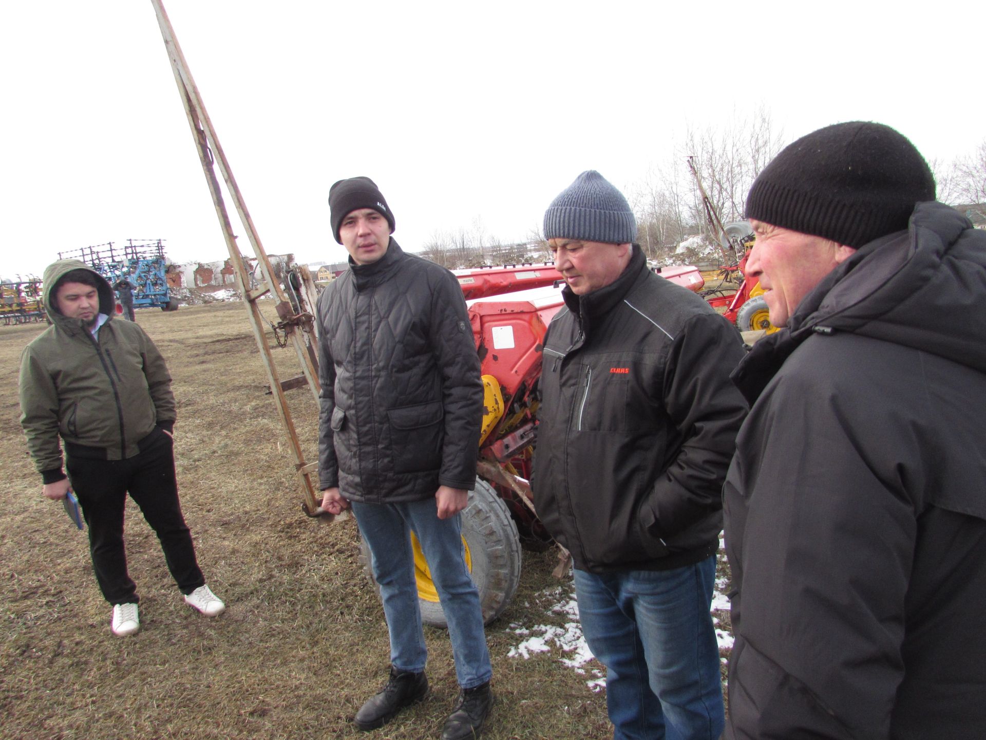 Районыбыз күмәк хуҗа­лыкларында язгы кыр эш­ләренә әзерлекне тик­шер­деләр