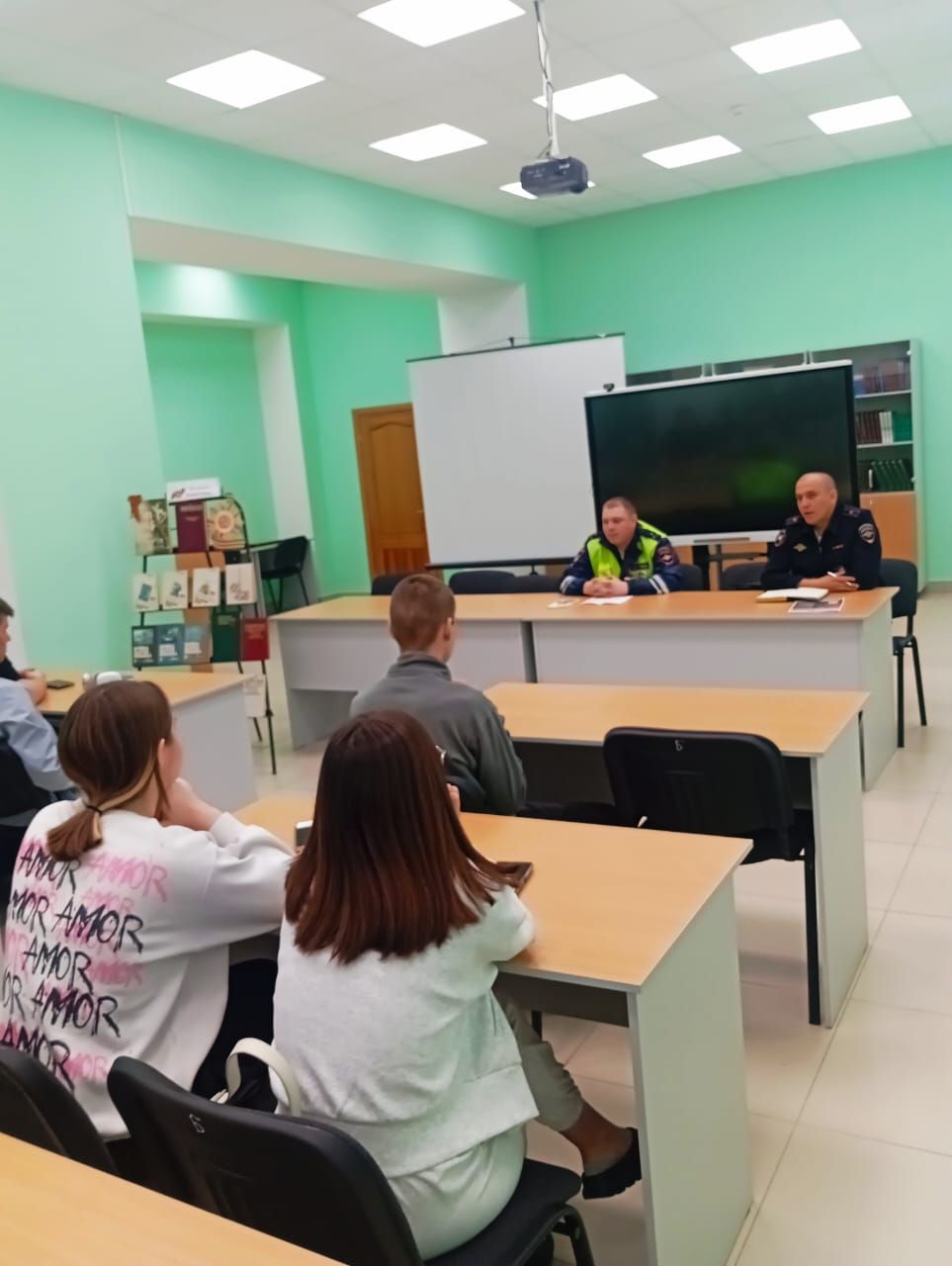 Әтнәдә юл иминлеге инспекторлары Җиңү бәйрәме белән котладылар