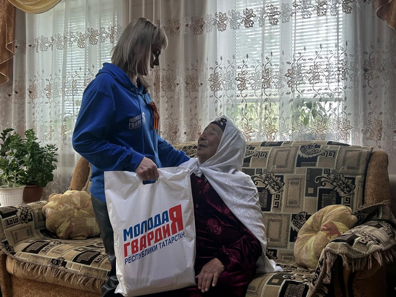 «Бердәм Россия Яшь гвардиясе» нең Әтнә җирлеге бүлеге җитәкчесе тыл ветераннарын Бөек Җиңү бәйрәме белән котлады