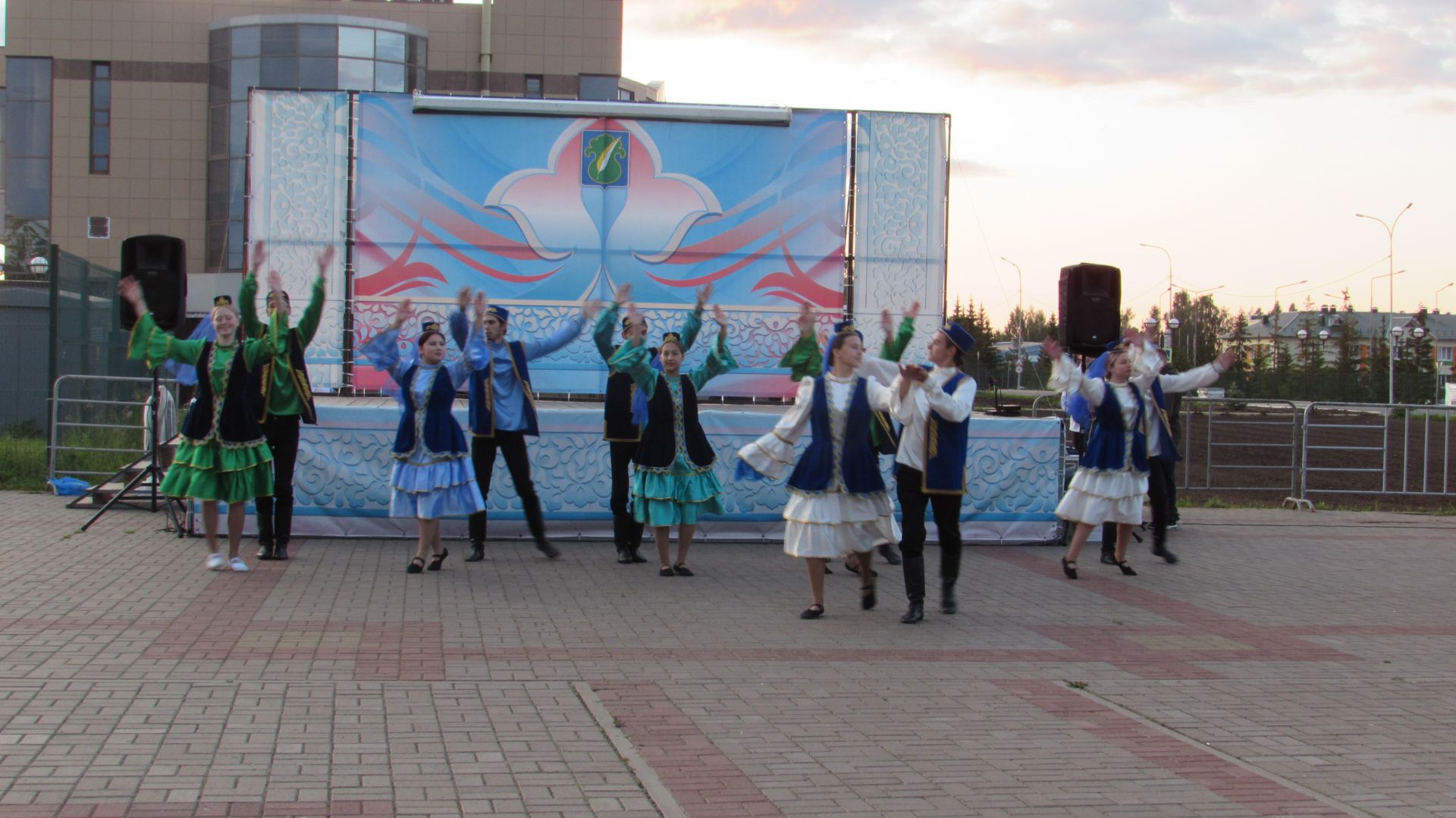 Бәхетле замана яшьләре паркка килүчеләрне ял иттерделәр