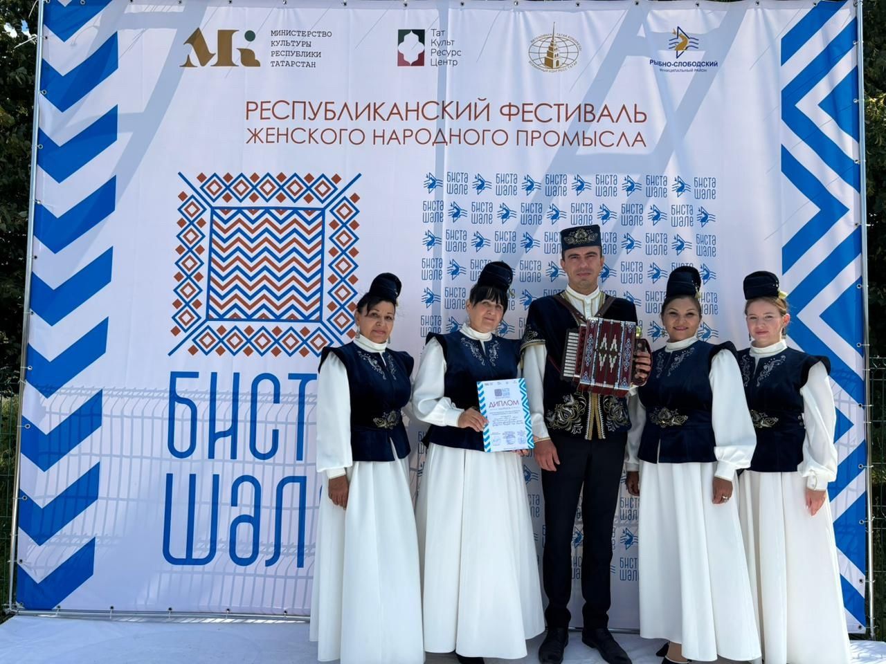 Әтнә район мәдәният йортының » Хыял» вокаль ансамбле «Бистә шәле»ндә