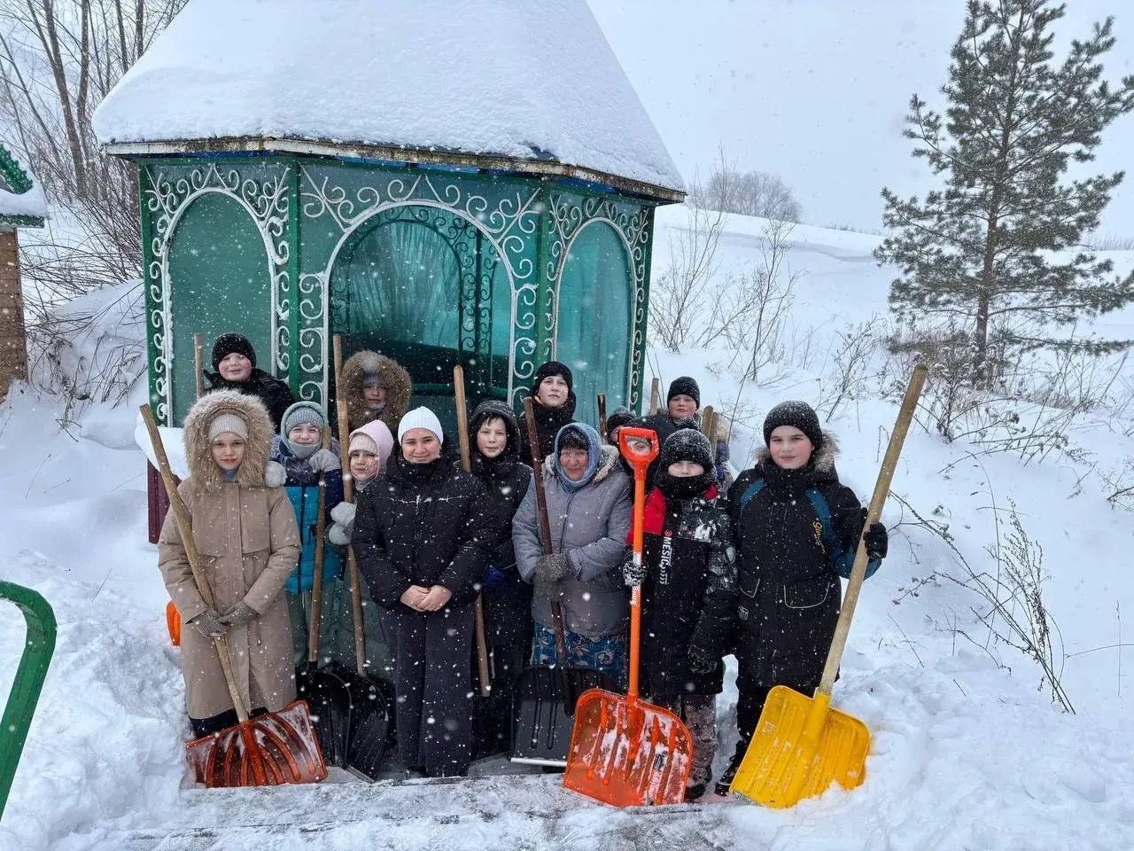 Бәрәскә урта мәктәбе укучылары «Акый» чишмәсе юлын кардан чистарттылар