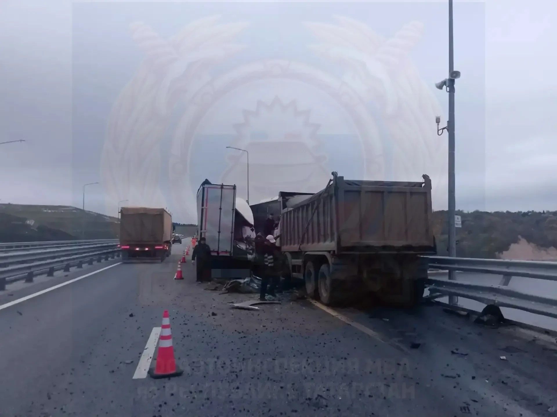 Юл һәлакәтендә  6 автобус пассажиры һәм зур йөк машинасы йөртүчесе тән җәрәхәтләре ала