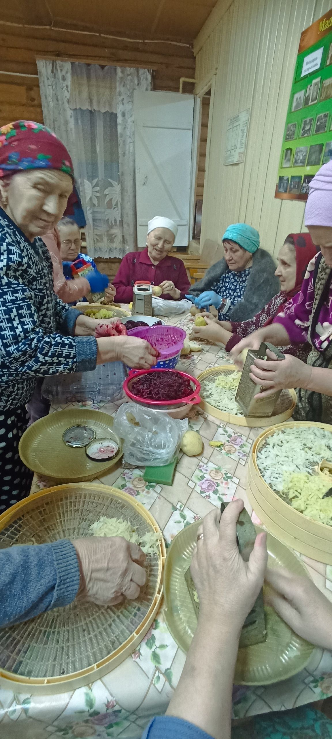 Ташчишмәлеләр хәрбиләргә  коры аш,  сухари,  маскировка сеткасы әзерлиләр