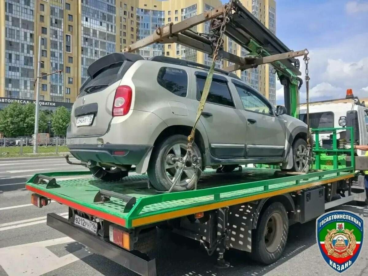 Казанда штраф һәм салым бурычын түләмәгән ир-атның машинасын конфискацияләгәннәр