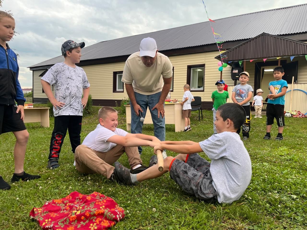 Иске Мәңгәр клубы каршында  балалар Сабантуен узды