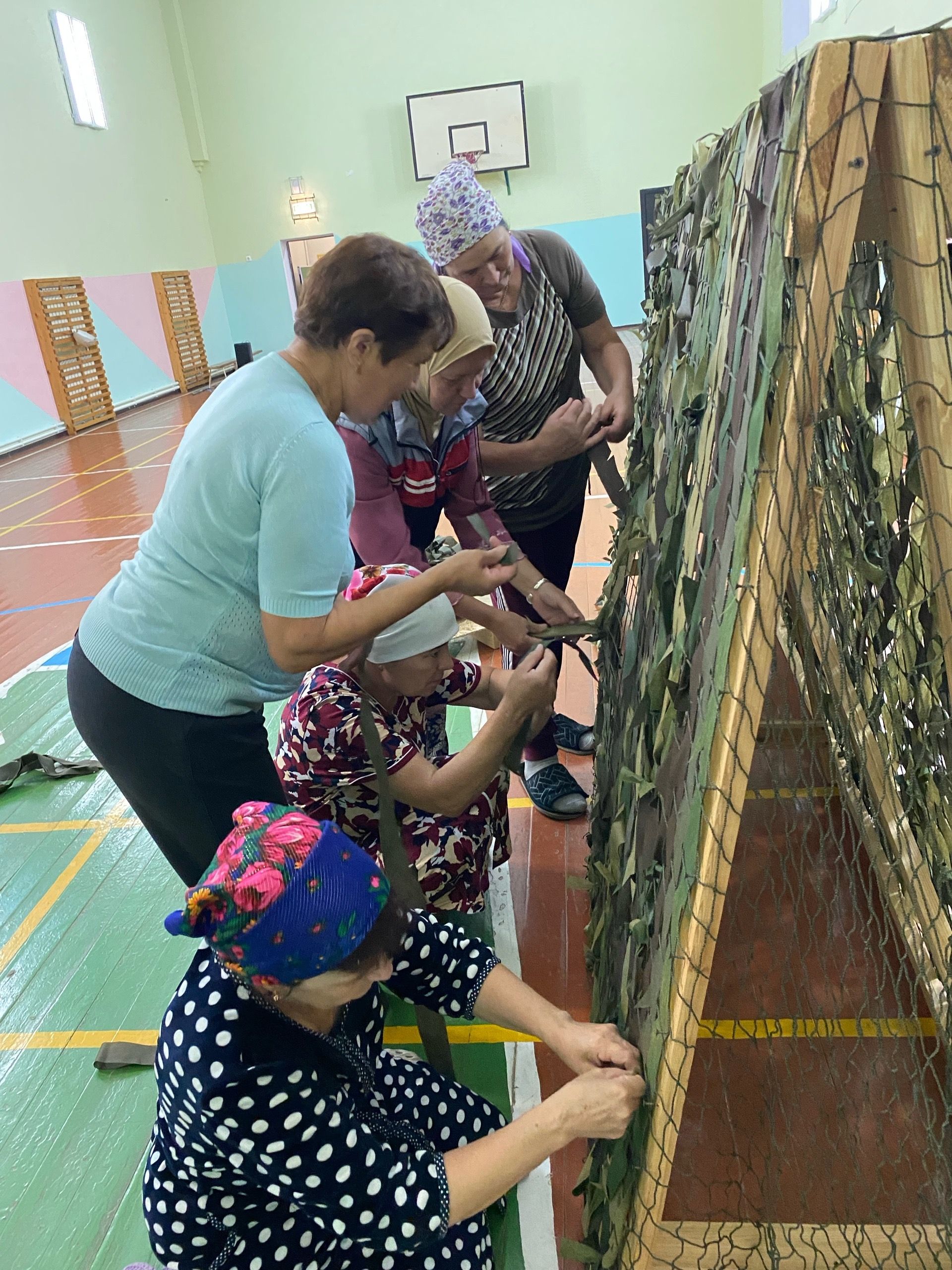 Иске Өҗем авылының «Ихлас» исеме астында эшләүче волонтерлар төркеме маскировка сеткасы әзерлиләр
